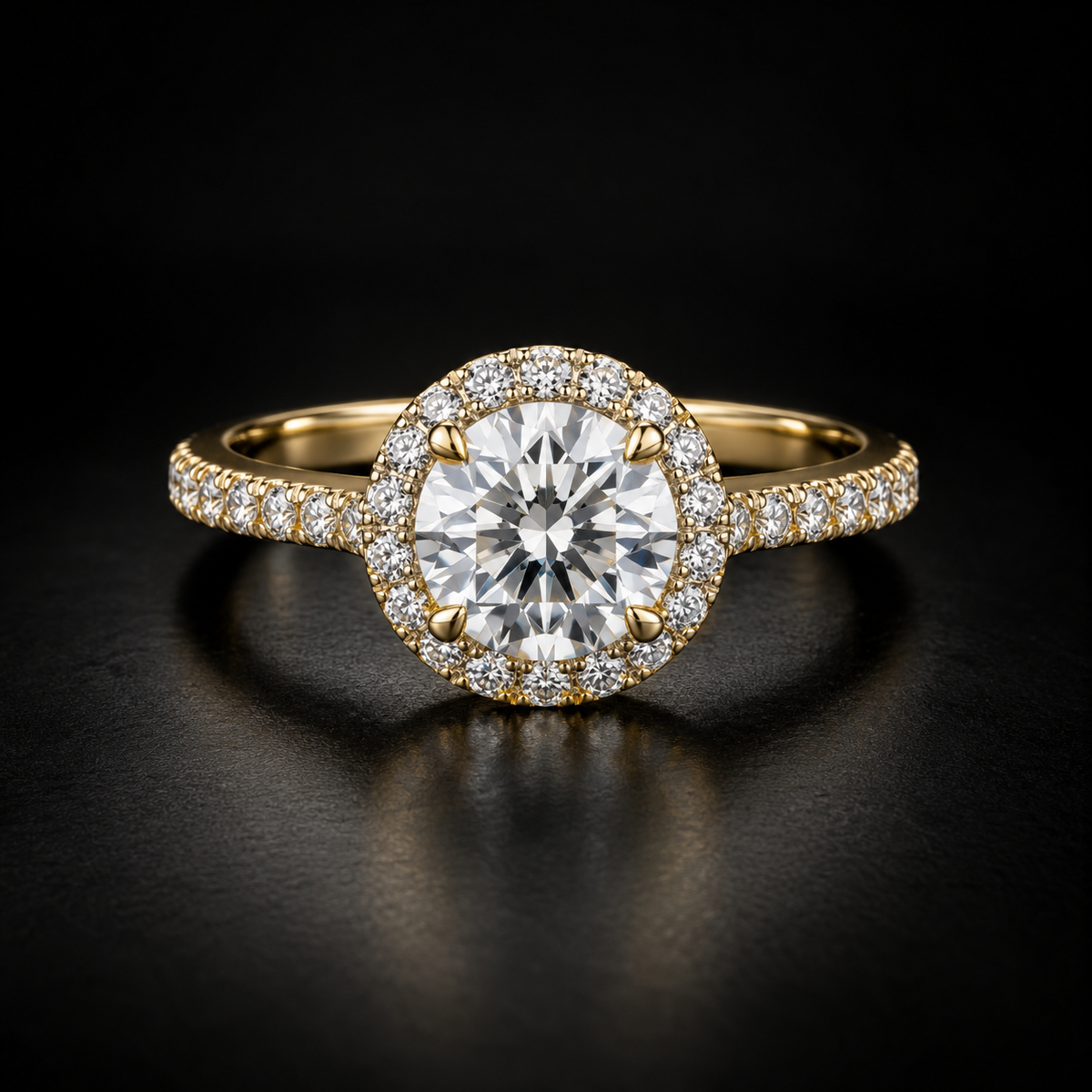 Classic Round Diamond Halo Pavé Engagement Ring in 18kt yellow gold